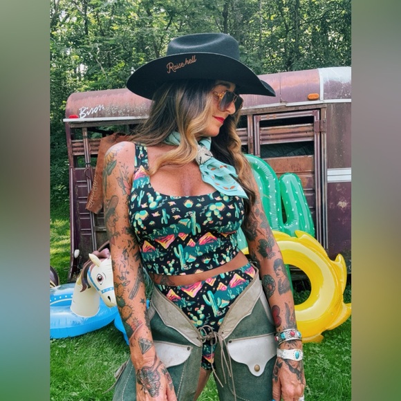 Meet your Posher, Jessica - Picture 1 of 16